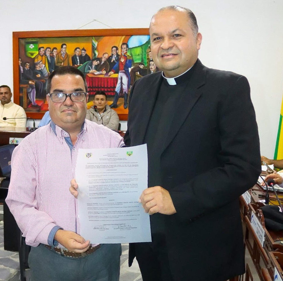 Homenaje al presbítero Martín Ortega por su labor pastoral.