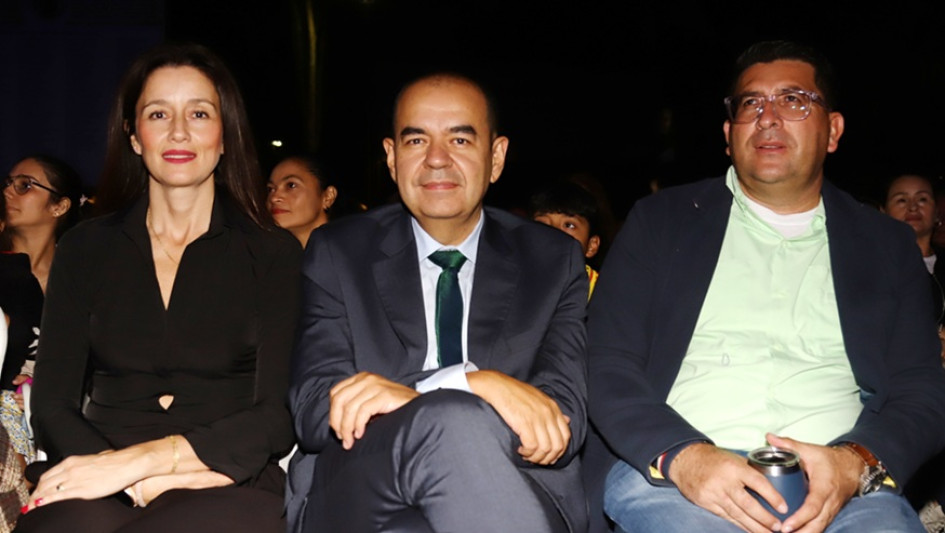 Paola Trujillo, primera gestora de Chinchiná; Carlos Alberto Riveros López, alcalde; y Fabio Andrés Palomino.