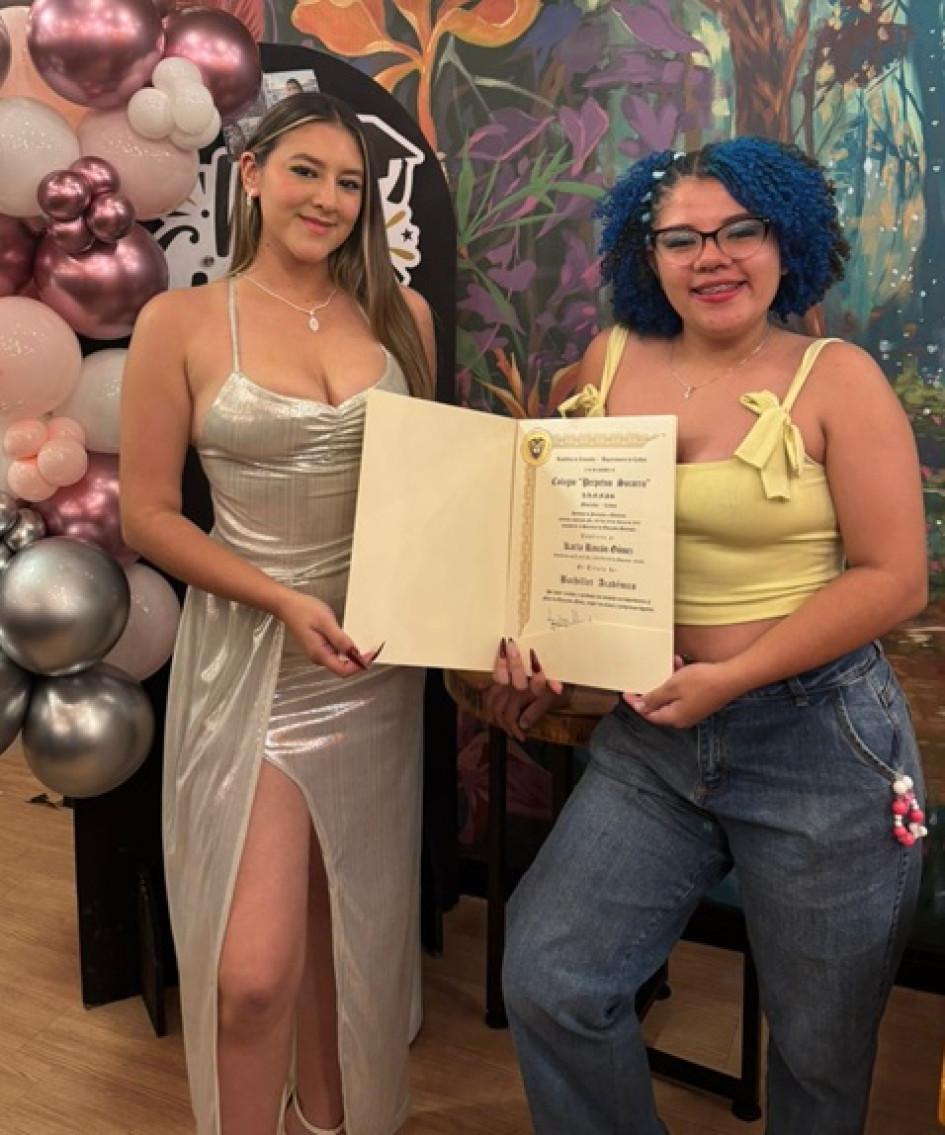 Foto | La Shiraka | LA PATRIA Karla Gómez, graduada de bachillerato del Colegio Perpetuo Socorro, en compañía de Greeicy Montoya.