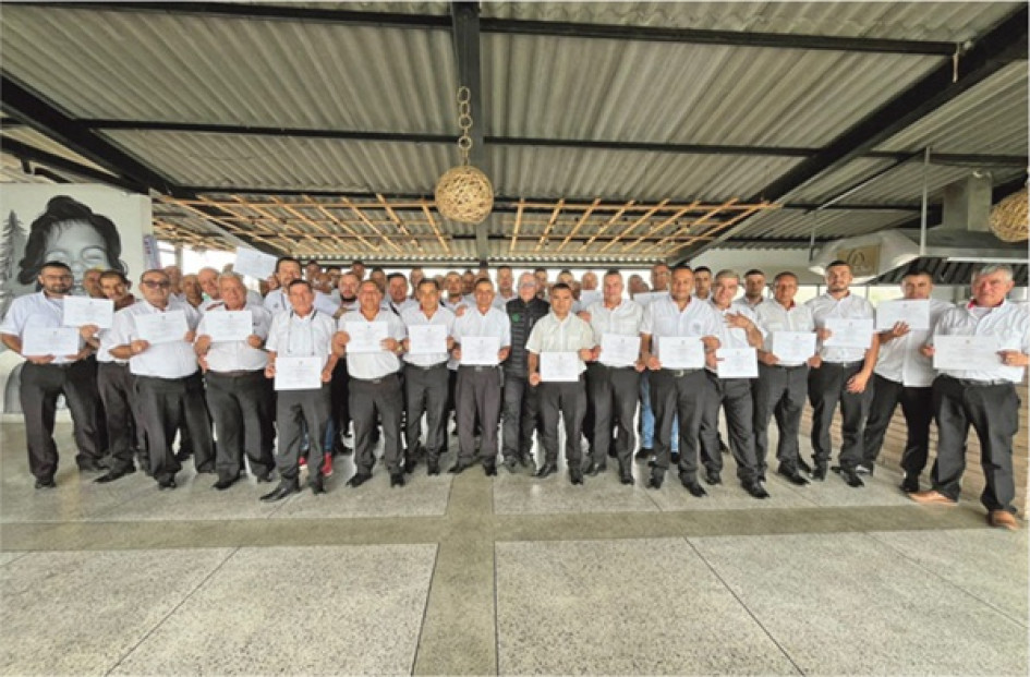 Felicitamos a nuestros profesionales conductores en su proceso de certificación en competencia laboral con el SENA: "Trasladar usuarios de acuerdo a la normativa de convivencia y de tránsito y transporte terrestre automotor", Unitrans comprometida con la formación de nuestros colaboradores, para brindar día a día un mejor servicio a la ciudad.