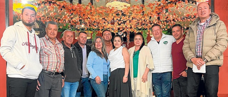 Foto | Henry Giraldo | LA PATRIA Felipe Jaramillo, Bertulio Jiménez, Alirio Escobar, Albeiro García, Sonia Àvalo (vicepresidenta de la junta directiva), Rubén Darío Mejía, Claudia Morales (gerente), Gloria Gallego, Andrés Herrera, Julián Ramírez (Emisora Voces), y Miguel García (presidente de la junta directiva).