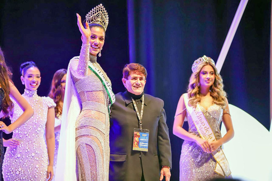 Foto/Darío Augusto Cardona/La Patria Para el álbum de los recuerdos quedó registrado el premio especial de Belleza Integral, que recibió Ladydi Mosquera, nueva Reina Internacional del Café. La representante venezolana recibió el galardón de parte de Gustavo Piedrahita, director de la agencia DKCH, durante la velada de elección y coronación. El estilista y asesor de imagen también aparece acompañado de Geraldine Duque Marín, Reina de la 69 Feria de Manizales.