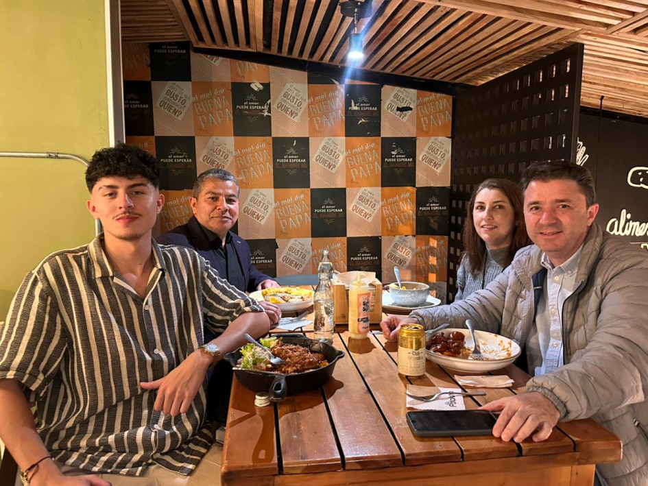 Fotos | Argemiro Idárraga | LA PATRIA Mateo Vanegas Giraldo, Gerardo Vanegas Alzate, Juanita Luna y David Eduardo Gómez Springstube en el restaurante La Patatería.