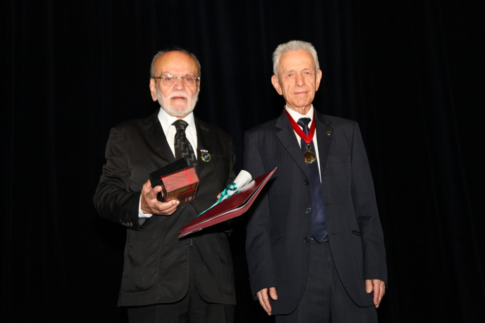 Fotos | Argemiro Idárraga | LA PATRIA Diego María Arias le entrega la Orden de la Paz al maestro Humberto Gallego Gómez.