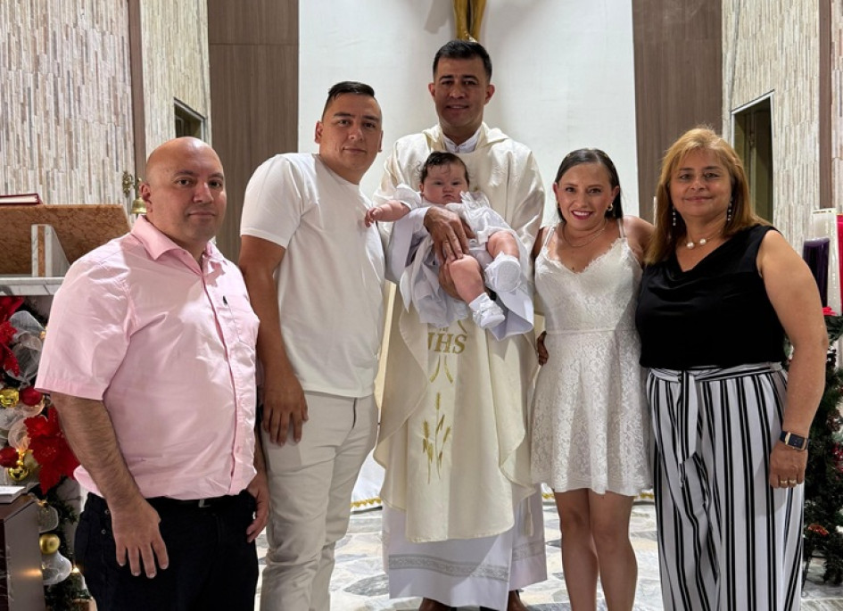 Fotos | Cortesía | LA PATRIA La acompañan el sacerdote Jorge Iván Acevedo Galvis; los padres de la niña, Jessica Alejandra y Diego Armando; la madrina, Ligia Clemencia Cardona León, y el padrino, Diego Fernando Hidalgo Gallo.