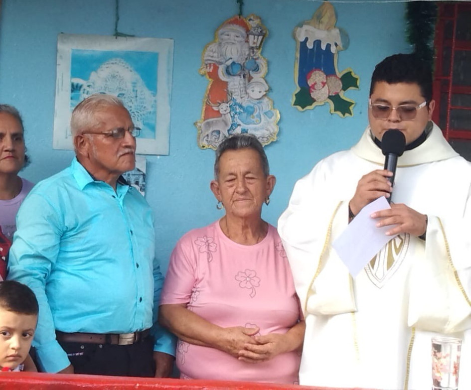​​​​​​​Teresa Carvajal y Ernesto Castro celebraron sus 50 años de vida matrimonial el pasado 27 de Diciembre. Con Eucaristía en la vereda del Vergel de Marquetalia (Caldas) e integración familiar celebraron este acontecimiento.