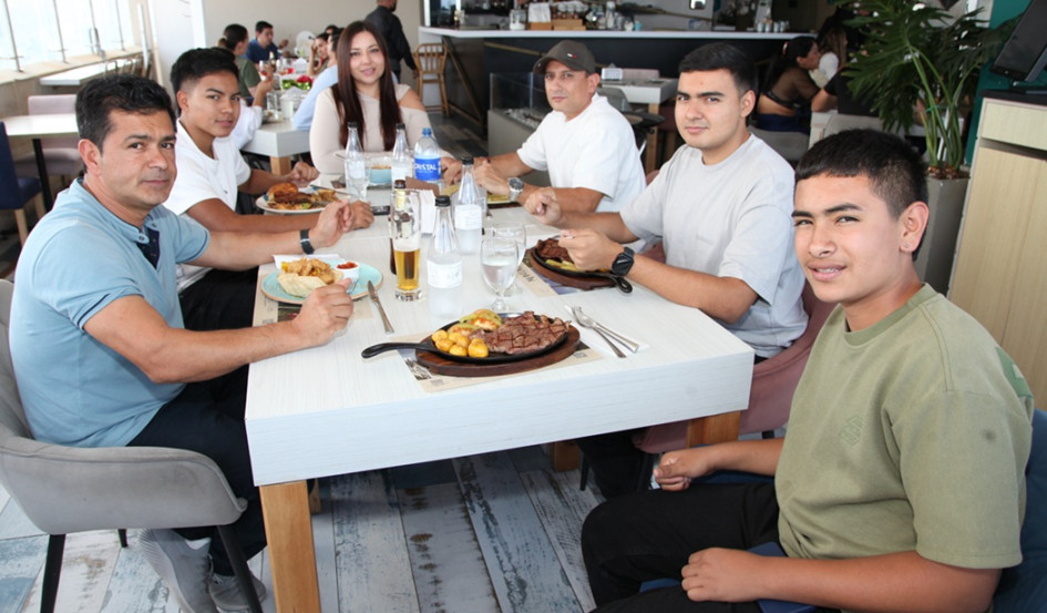 Foto | Argemiro Idárraga | LA PATRIA  Alexánder Herrera, Juan Esteban Betancur, Carolina Mendoza, Jhon Fernando Rivera, Juan Camilo Betancur y Samuel Murillo compartieron de un almuerzo en el restaurante La Azotea.