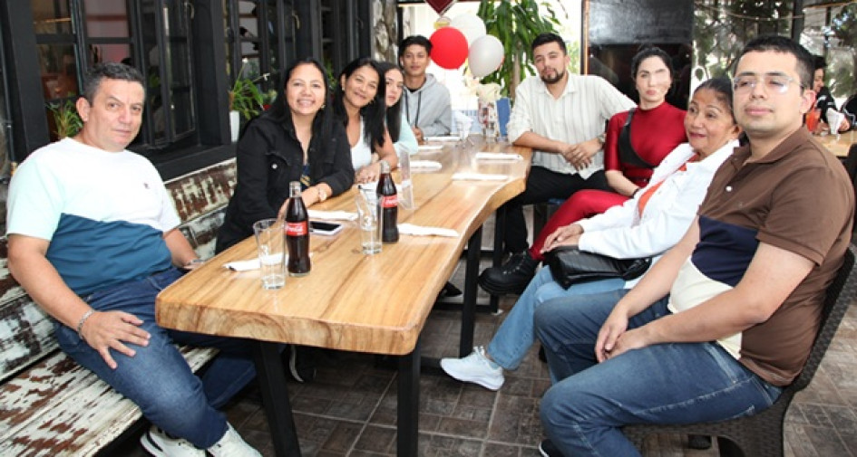 Fotos | Argemiro Idárraga | LA PATRIA Jorge Castrillón, Adriana Janeth Rodríguez, Sandra Salgado de Castrillón, Valentina Noreña, Jorge Castrillón, Ánderson Carmona, Jéssica Parra, María Rodríguez y Santiago Carmona.