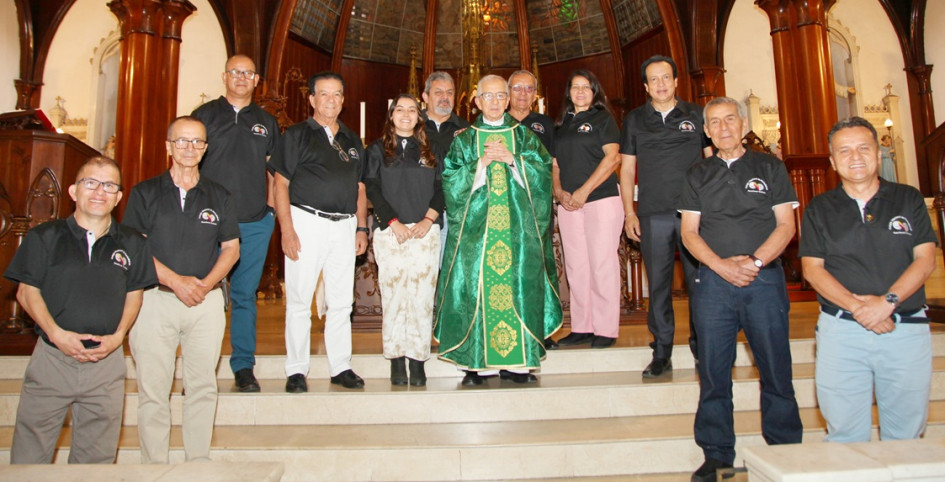 Fotos | Freddy Arango | LA PATRIA El presbítero Efraín Castaño fue el encargado de celebrar la eucaristía para los integrantes del Colegio Nacional de Periodistas.