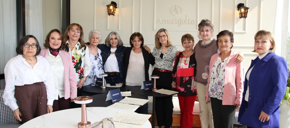 Foto | Argemiro Idárraga | LA PATRIA Martha Lucía Cárdenas Giraldo, Martha Lucía Pérez Quintero, Beatriz Pérez Quintero, Consuelo Henao Jaramillo, María Eugenia Cárdenas Giraldo, Ofelia González Naranjo, Luz Elena Restrepo Jaramillo, Nidia Castillo Uribe, Lucy Pérez Quintero, María Elena Pérez Quintero y Ana María Álvarez Chila, oriundas de Neira, se reunieron en un almuerzo en el restaurante Amelia Jolie.