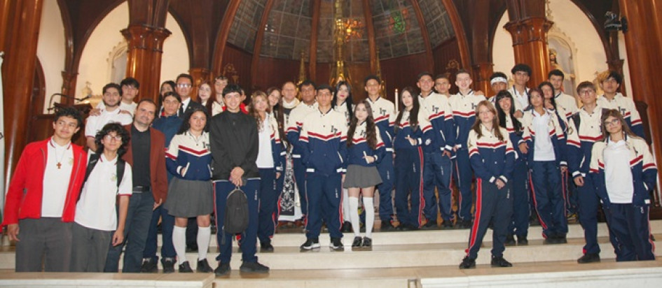 Grupo de estudiantes en compañía del rector y el capellán del Instituto Tecnológico.