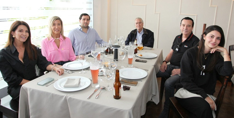 Foto | Argemiro Idárraga | LA PATRIA Estella Villa Hoyos, Carmen Agustí, Helenio José Juanes Agustí, Ómar Yepes Alzate, José Helenio Juanes Villa y Mariana Yepes Villa se reunieron en Vino y Pimienta.