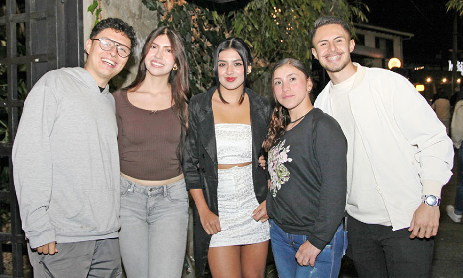 Foto | Argemiro Idárraga | LA PATRIA Sammy Cardona, Mariana Castaño, Zarich Rivera, Santiago Aguirre y Yuly Valencia, en un encuentro de amigos en el restaurante Cortesana.