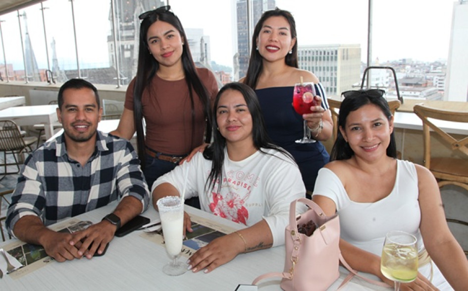 Isaac Pantevis, Leidy Cabrera, María Paula Obando, Katherine Gómez y Meifi Dussán.