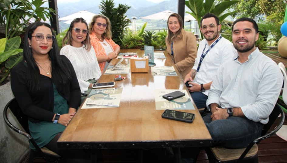 Angie Holguín, Valesca Godoy, Francia Alzate, Nathaly Orrego, Juan José Montoya y Andrés Penagos, compañeros de trabajo de Bellota, compartieron un almuerzo en el restaurante Cortesana.