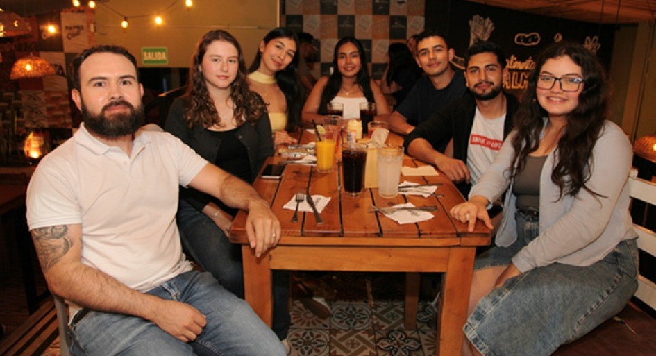 Fotos | Argemiro Idárraga | LA PATRIA Jhon Alexánder Gallego Blandón, Ana Sofía Pérez González, Valeria Niño Paredes, Valeria Solano Heredia (cumpleañera), Daniel Montes López, Carlos Daniel Cerón Bolaños e Isabella Marín Ospina.