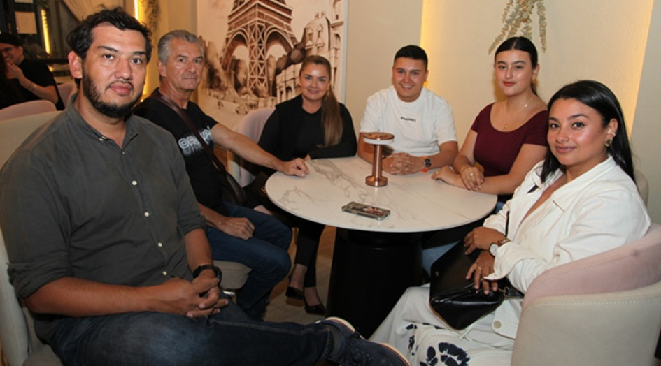 Cristian David Echeverry, Bernardo Echeverry, Beatriz Castro, Juan Sebastián Cardona, María José Echeverry y Gina Paola Sierra.