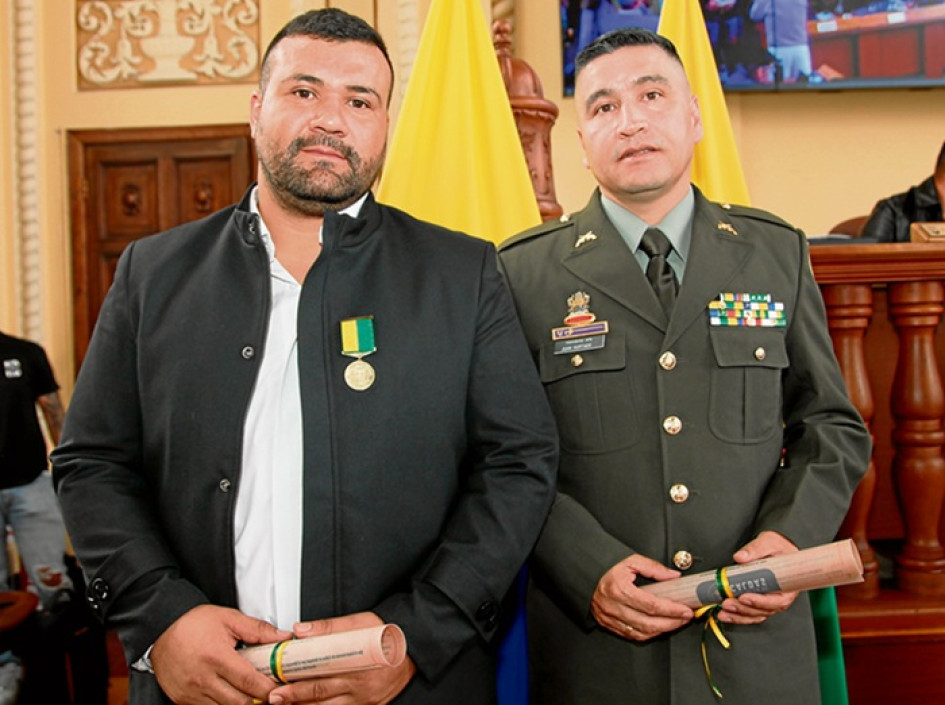 Óliver Alexánder Pescador y el intendente jefe de la Policía Nacional en Caldas Juan Pablo Hurtado Núñez