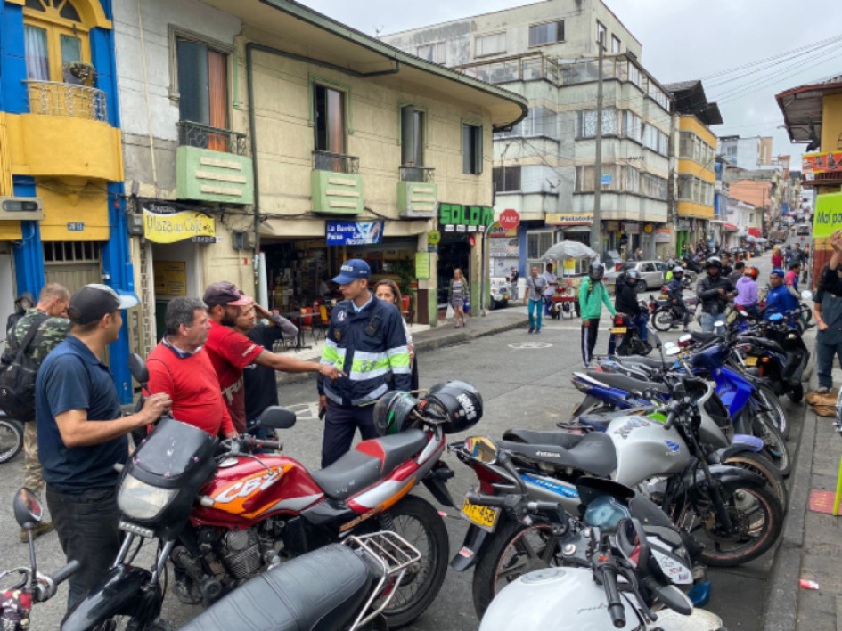 Dos agentes visitaron el sector para llegar a acuerdos con los mecánicos.