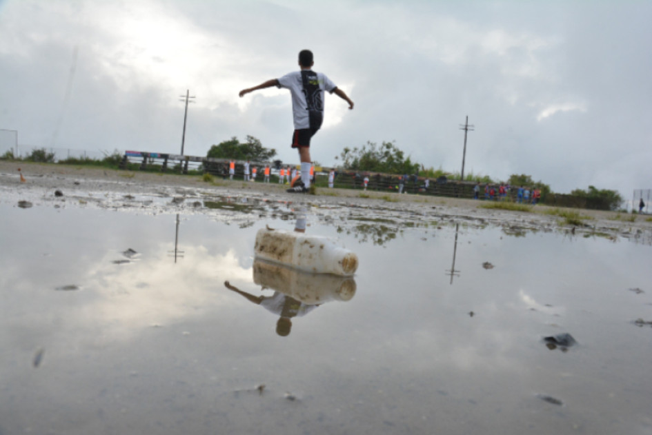 Los deportistas deben poner cuidado cuando se encuentran estos charcos de agua para evitar accidentes.