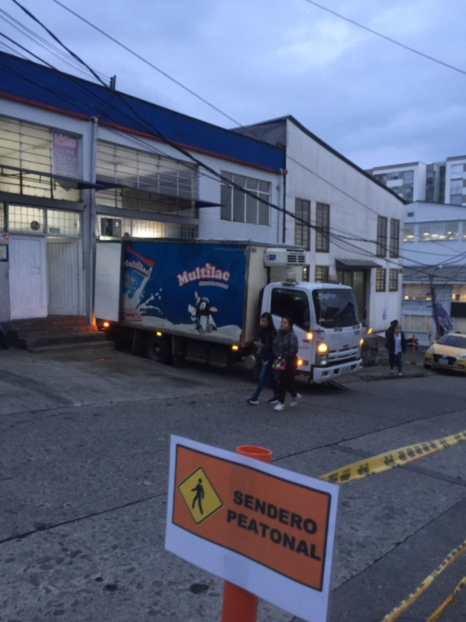 Los camiones quedan sobre el andén y las personas deben caminar por la calle.