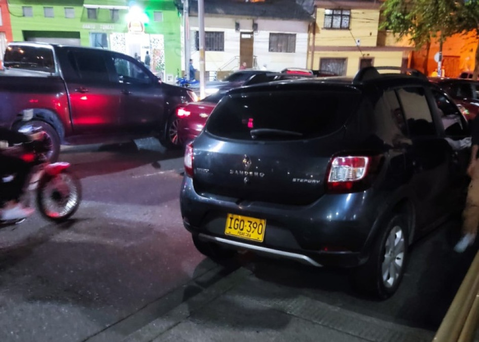 Los peatones quedan sin espacio para caminar cuando hay partidos del Once Caldas