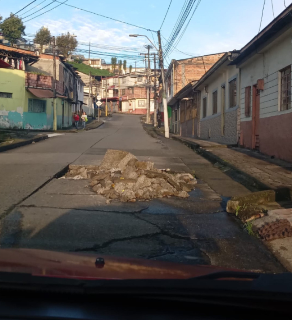 Los escombros que hay en la calle 51B con carrera 16 hacen parte del pavimento de la vía.