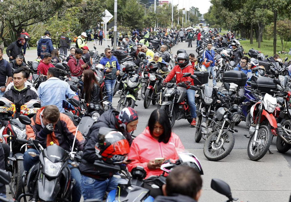 Motociclistas se manifestaron ayer contra el alto precio del combustible y el posible aumento del precio del Seguro Obligatorio de Accidentes de Tránsito (SOAT).