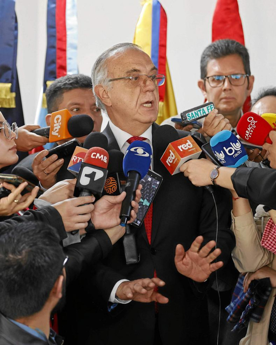 Foto | EFE | LA PATRIA El ministro de Defensa de Colombia, Iván Velásquez, defiende la actuación del viceministro del Interior, Gustavo García, durante protesta en Bogotá.