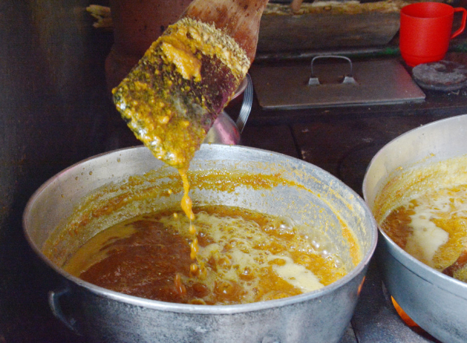 El proceso de elaboración consiste en mezclar 4 libras de panela, 7 litros de leche, ralladura de naranja, luego con el mecedor se revuelve durante tres horas en el fogón de leña hasta llegar al punto para luego armar las bolitas de panela.