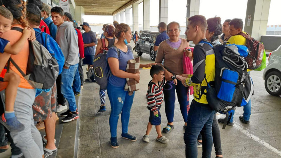 Foto | EFE | LAPATRIA    Fotografía cedida por Gustavo Guerrero de migrantes irregulares venezolanos se aglomeraron en busca de un boleto para regresar a Venezuela. El Aeropuerto Internacional de Tocumen y estamentos de seguridad realizan las tareas de coordinación para atender dignamente y preservar el orden ante la llegada masiva de migrantes.