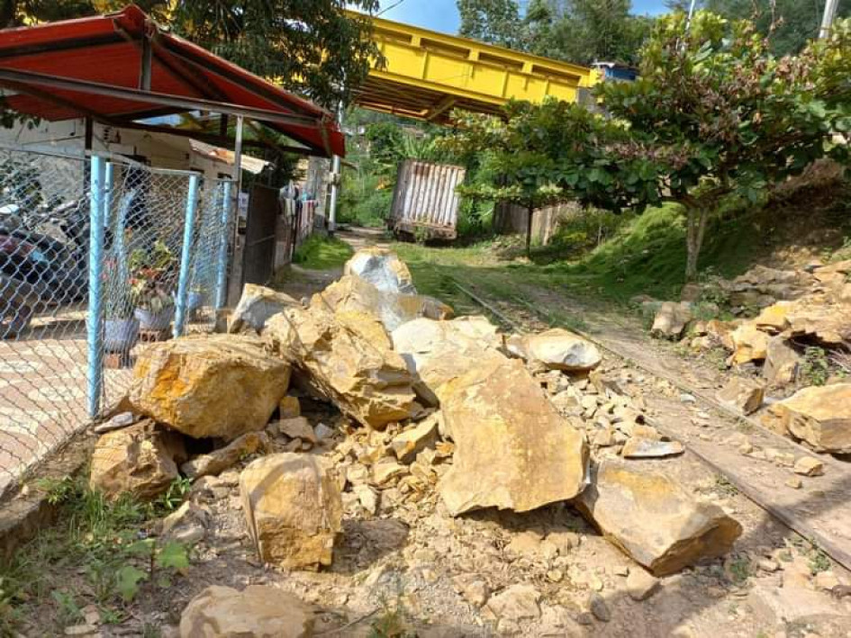 Retiran rocas que cayeron sobre vías en Manizales y Villamaría
