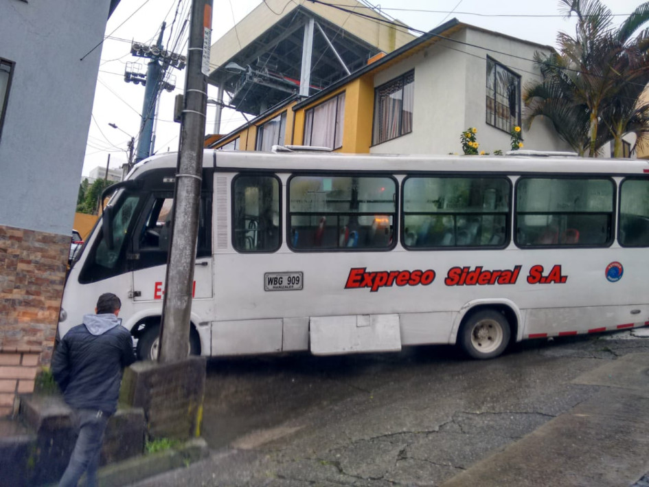 Bus chocó contra vivienda en Villamaría