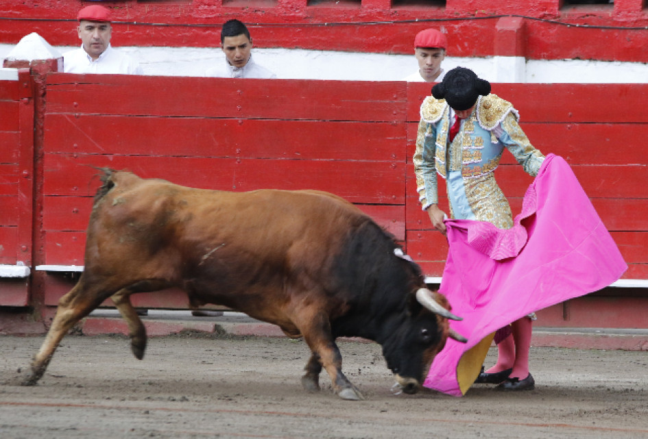 Lance a pie junto instrumentado por José Gómez Dinastía al novillo Hoyador de la ganadería de Mondoñedo.