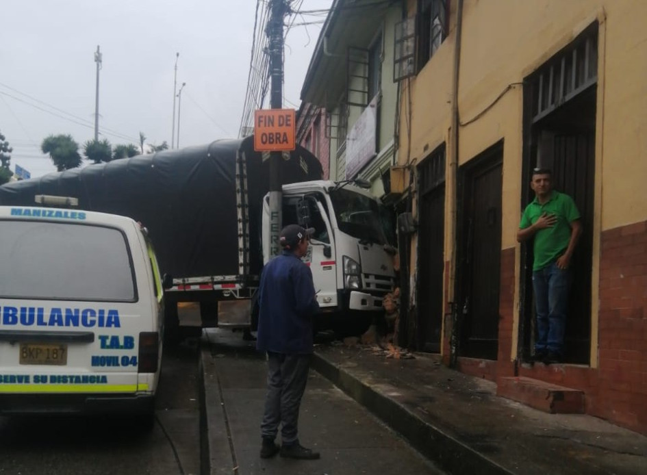 Un camión colisionó con otro vehículo y después chocó contra una casa
