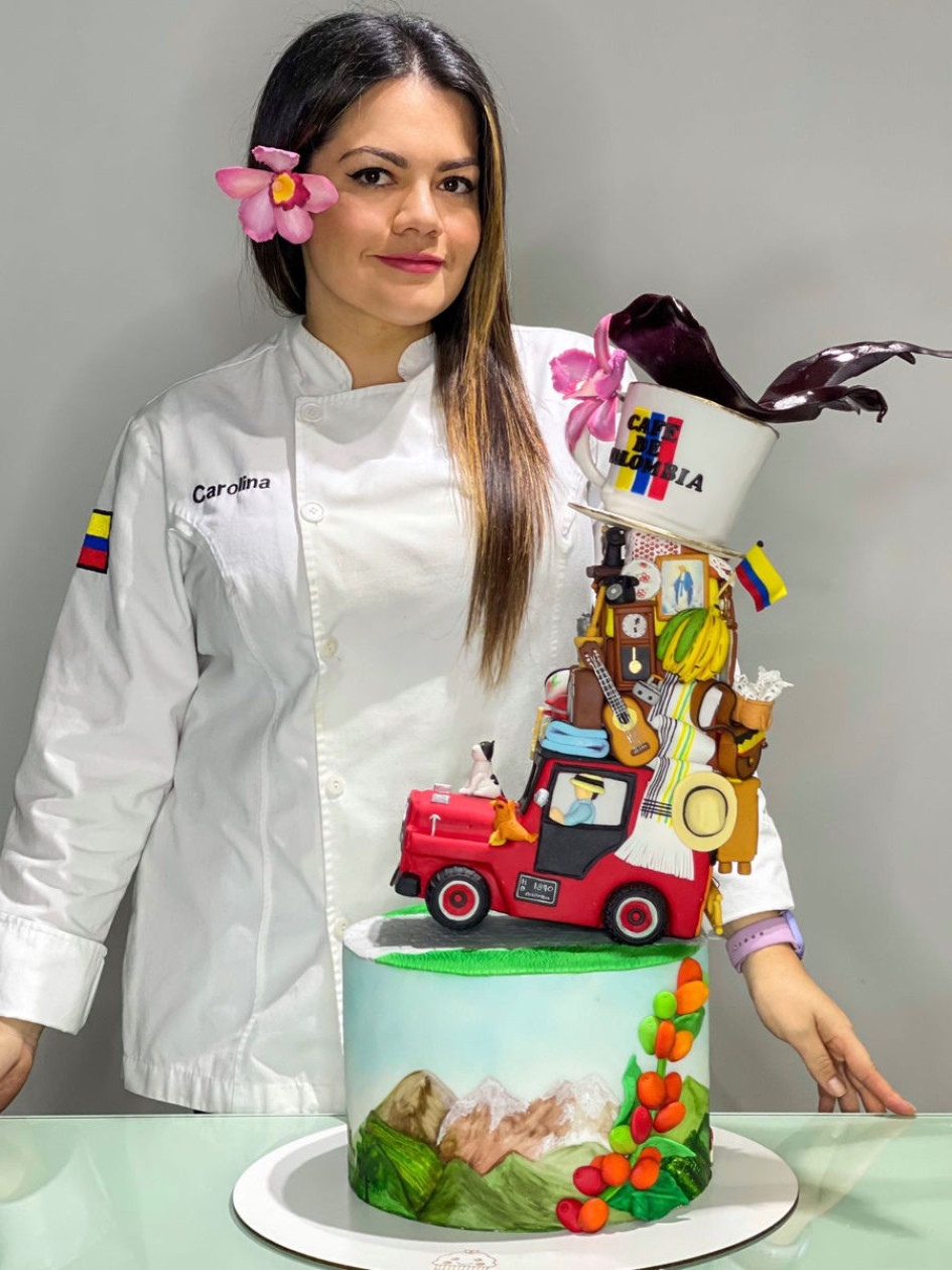 Carolina Marín muestra la torta de tres niveles que elaboró