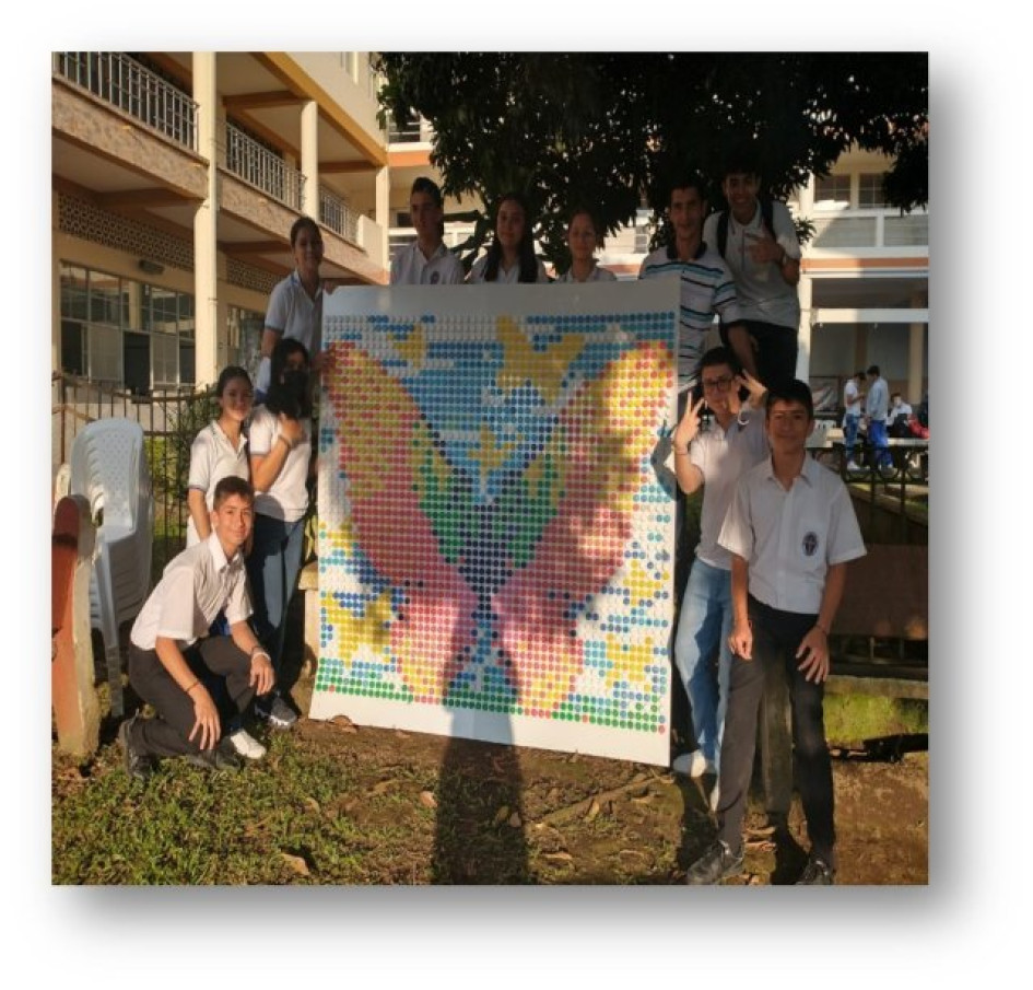 Estudiantes de décimo del Colegio Santa Teresita, de Chinchiná, con un mural terminado.