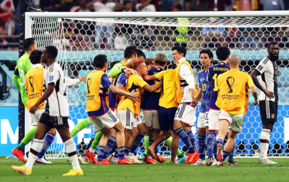 Los jugadores japoneses celebran luego de la victoria ante la tetracampeona del mundo Alemania (1-2)