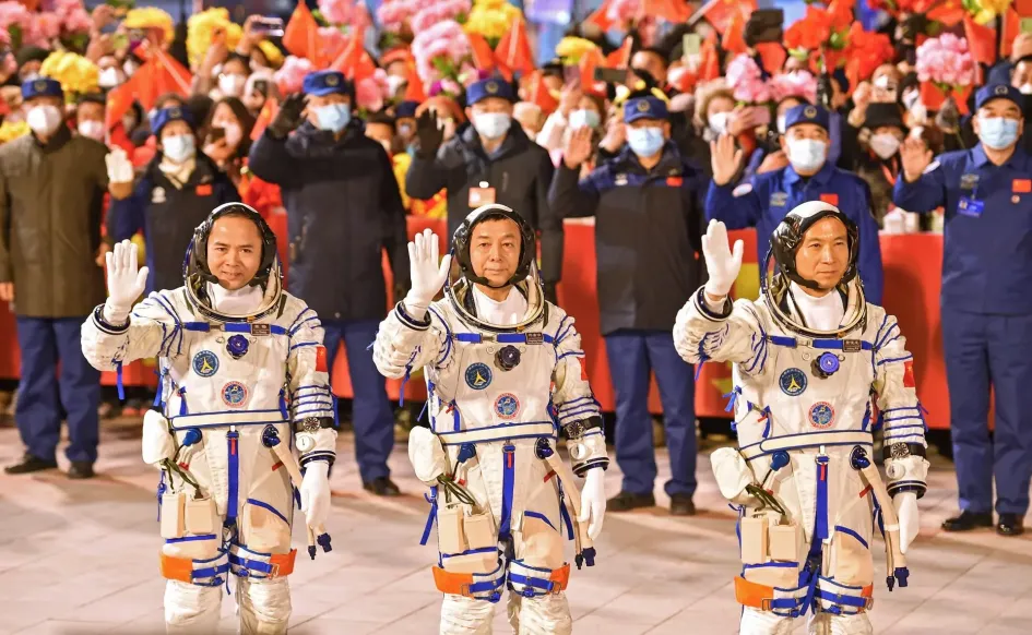 Taikonauts Fei Junlong (d), Deng Qingming (c) y Zhang Lu de la ola de la misión espacial tripulada Shenzhou-15 durante una ceremonia de despedida en el Centro de Lanzamiento de Satélites de Jiuquan en Jiuquan, China.