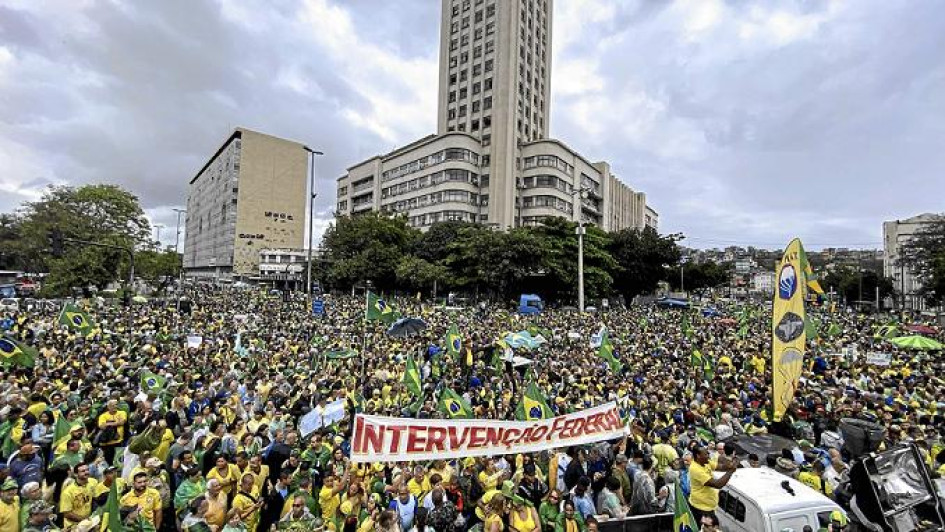 Miles de seguidores del presidente Jair Bolsonaro alientan a los militares a tomarse el poder.
