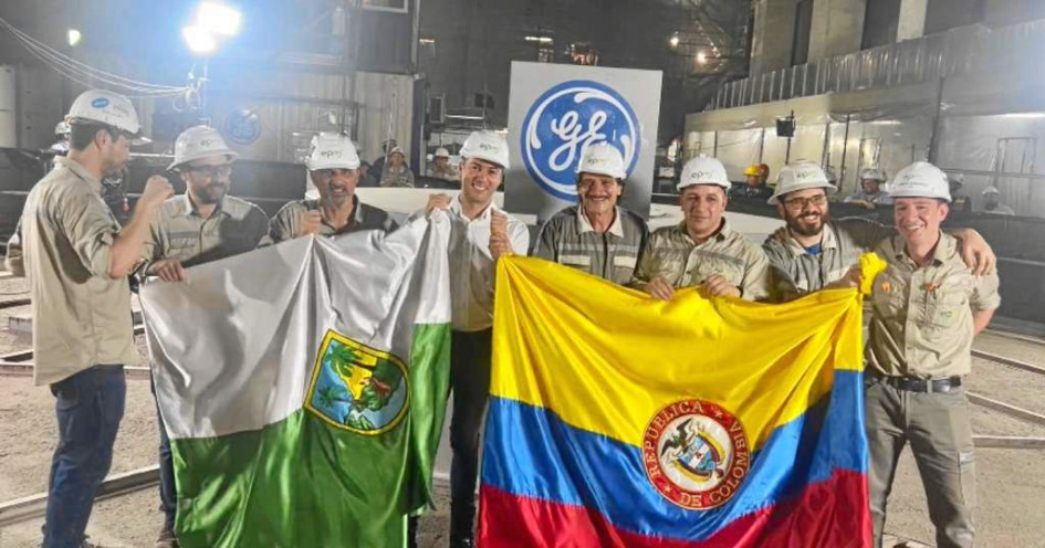 El alcalde de Medellín, Daniel Quintero, se desplazó a la obra para acompañar las horas cruciales del proyecto.