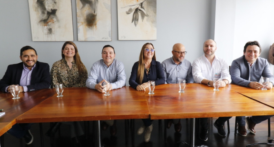 De izquierda a derecha los aspirantes a la Alcaldía de Manizales: Christian Pérez, concejal de la ASI; Paula Andrea Toro; Miguel Trujillo; Jazmín Gómez; Francisco Javier González; Jhon Alexánder Rodríguez y Julián García, concejales del Partido Verde.