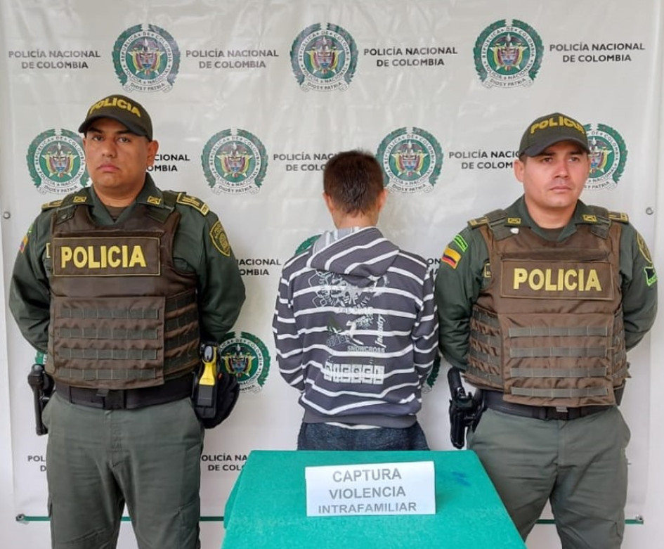 El hombre, de 30 años, fue sorprendido en estado de embriaguez y golpeando a su madre. 