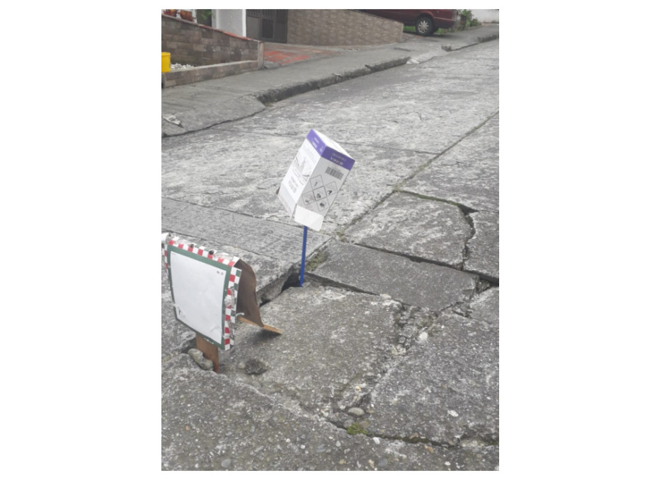 Para alertar a los conductores pusieron palos, maderas y cajas de cartón para que no caigan en el hueco.