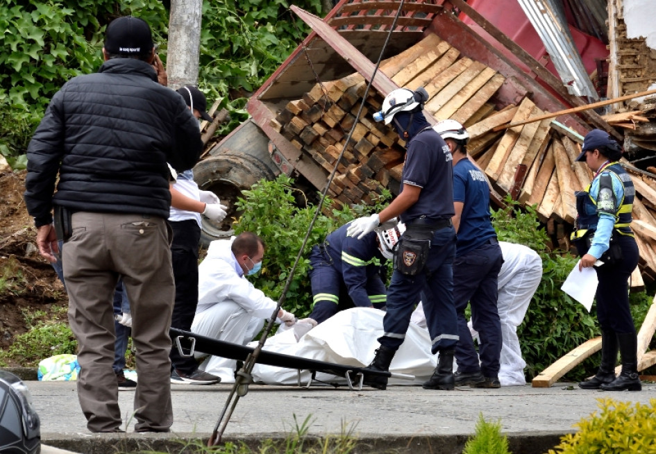 Levantamiento del cadáver tras el accidente de tránsito en Salamina. 