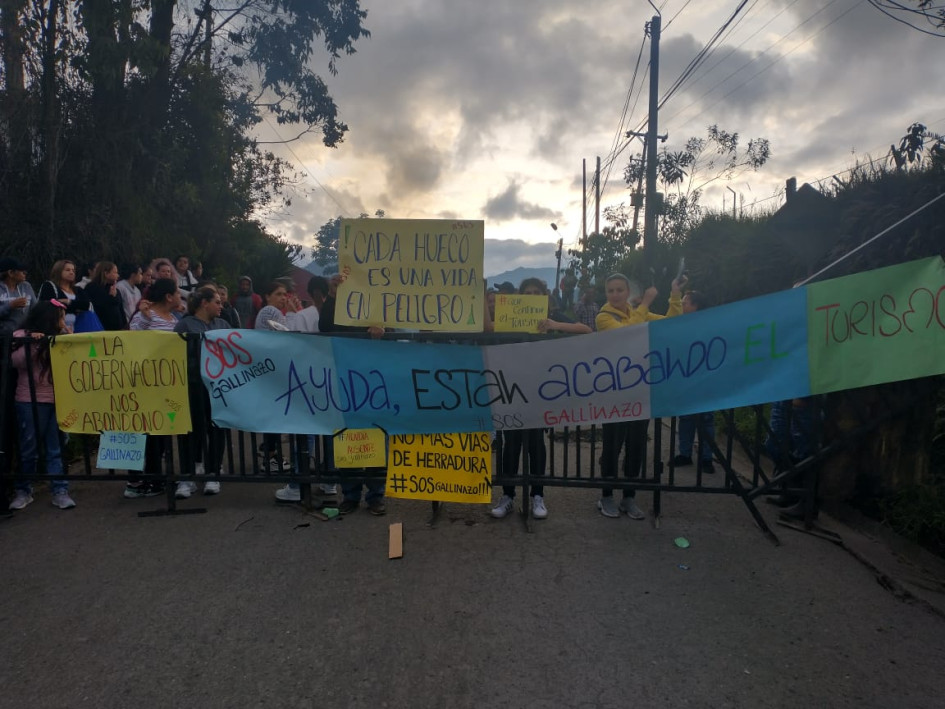 Con pancartas y arengas se dio cita la comunidad desde las 5 de la mañana a 500 metros de la estación de busetas del barrio La Enea, para solicitar arreglos en la vía.