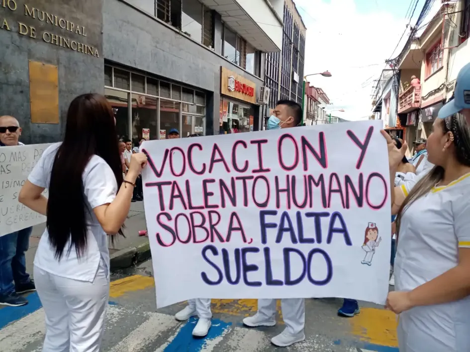 Empleados del Hospital San Marcos marchan por Chinchiná, reclaman el pago de su salario