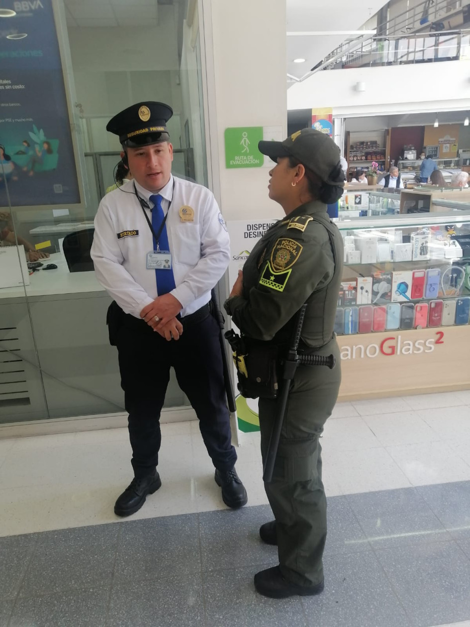 Recorrido de la Policía por centros comerciales.