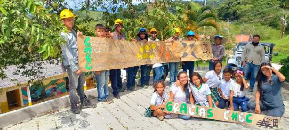 Ahora. En la escuela Altamar, adscrita al colegio de la vereda La Cabaña de Manizales, disfrutan las obras en el acceso a la sede.