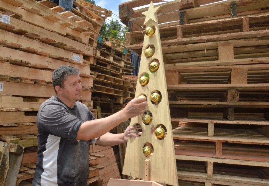 Las medidas del árbol de Navidad van desde un 1,70 de altura y el ancho va de 50 a 90 centímetros.